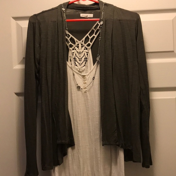 🌸Gorgeous Cream Tank Top🌸 - Picture 2 of 4